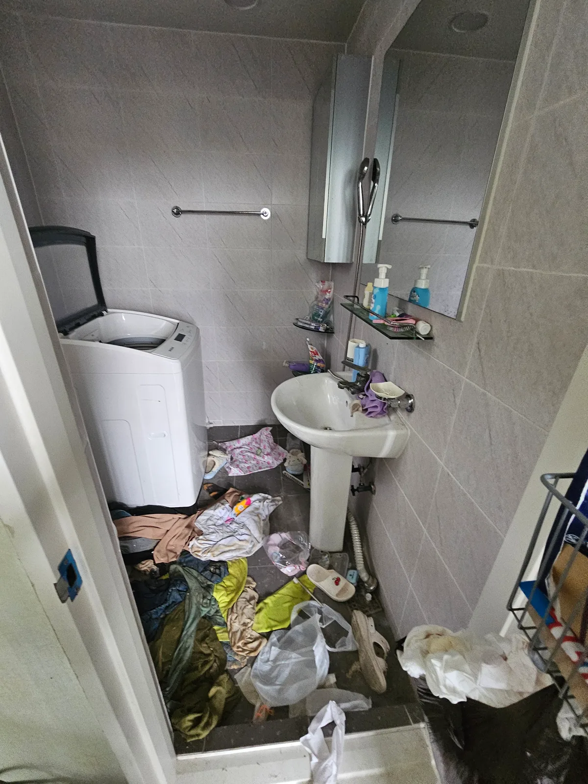 충청남도 서산시 고독사 현장 정리, 반출·세척은 어떻게 진행될까? | 24시간클린 현장 작업 사진 2
